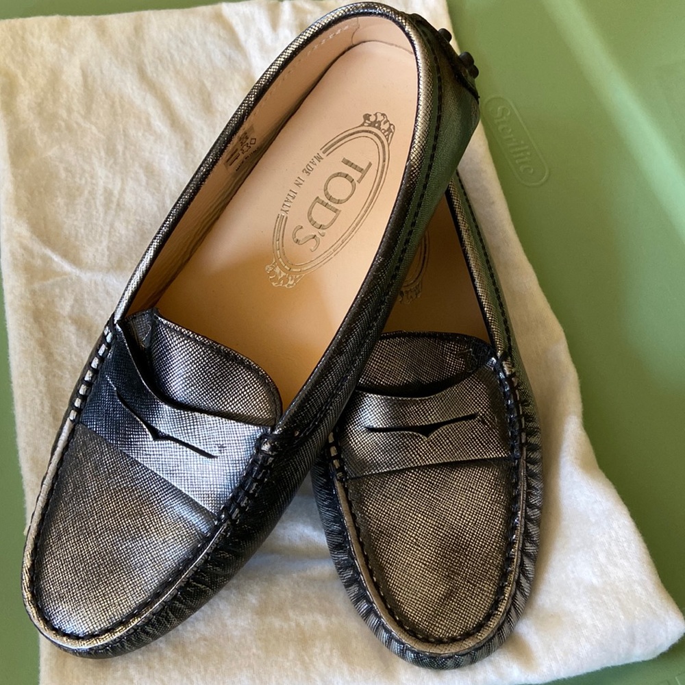 Women’s New Years shoe! PRISTINE deep silver TODS driving shoe.